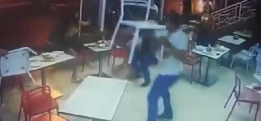 [VIDEO] Golpiza a mujer desata brutal pelea en restaurante de Colombia