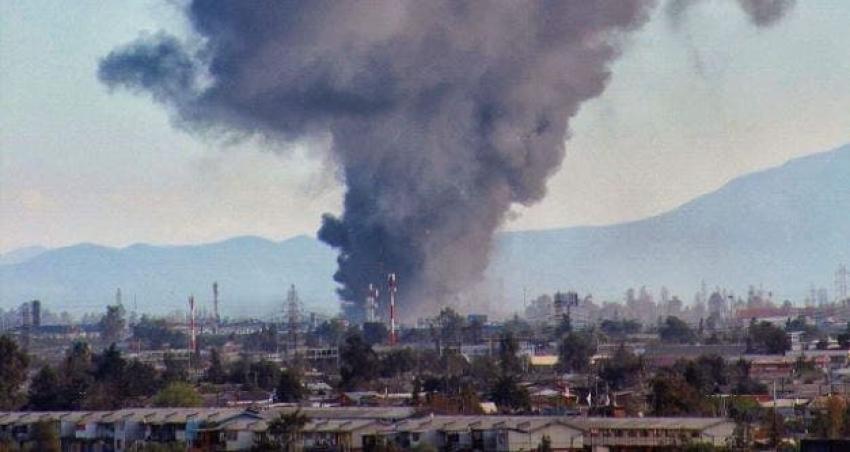 [VIDEO] Gigantesco incendio afecta a fábrica en zona sur de la capital