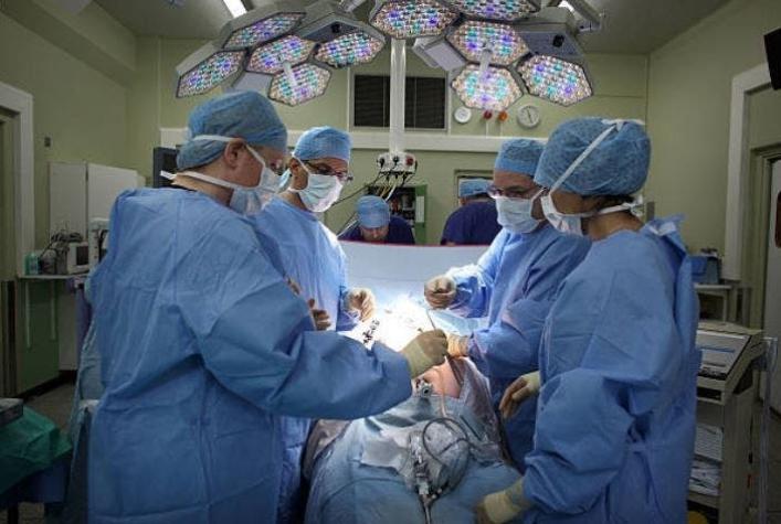 Médicos extraen enorme tumor desde el ovario a una mujer: pesaba 25 kilos