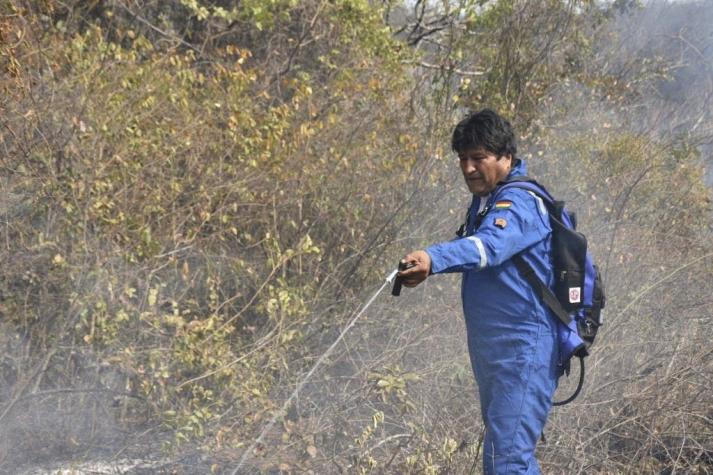 [VIDEO] Evo Morales se pierde casi una hora apagando incendios en selva boliviana: "¿Dónde están?"