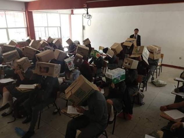Profesor puso cajas en las cabezas de sus alumnos para que no copiaran durante una prueba