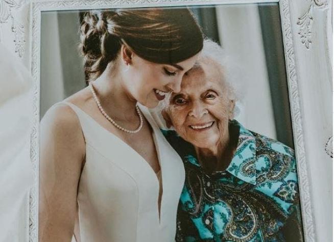 El emotivo último deseo que una nieta le cumplió a su abuela de 102 años