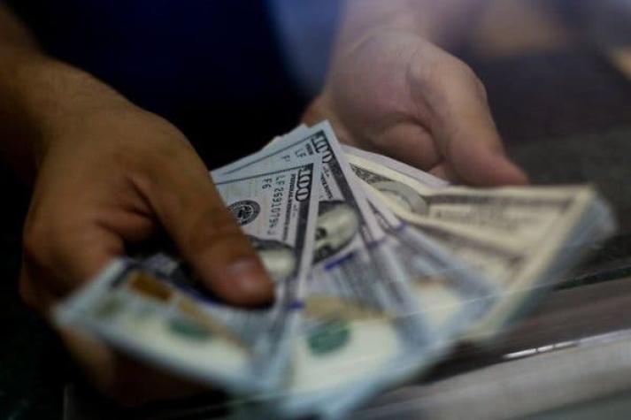 DF | Dólar termina la sesión con leve subida y acumuló escalada de casi $ 25 en el mes