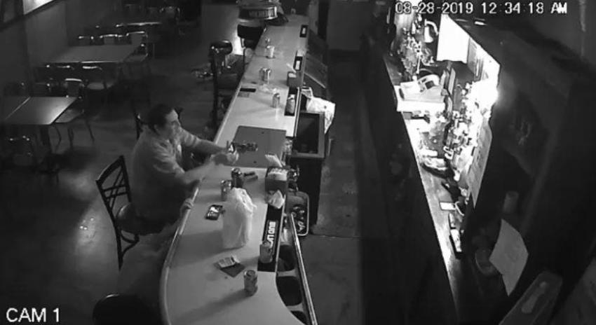 [VIDEO] Nervios de acero: fuma un cigarro mientras asaltan con un rifle el bar donde está