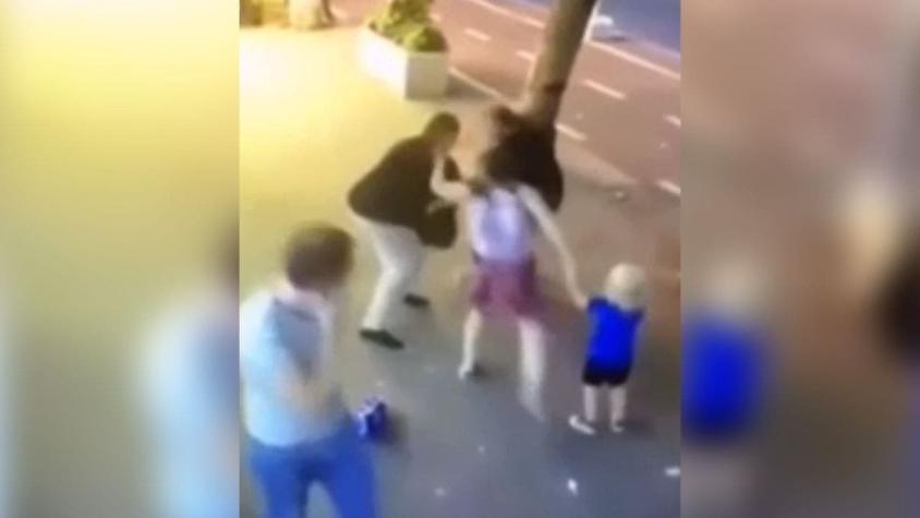 Mujer atacó a cuchillazos a dos niños que paseaban con sus padres