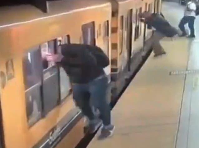 "Robo canguro": Delincuentes arrebatan celulares a pasajeros del Metro ''saltando''