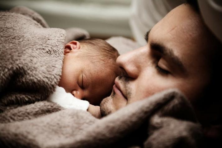 Austria aprueba permiso de paternidad de un mes para todos los trabajadores
