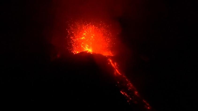 [VIDEO] Turistas escapan de volcán en erupción en Italia