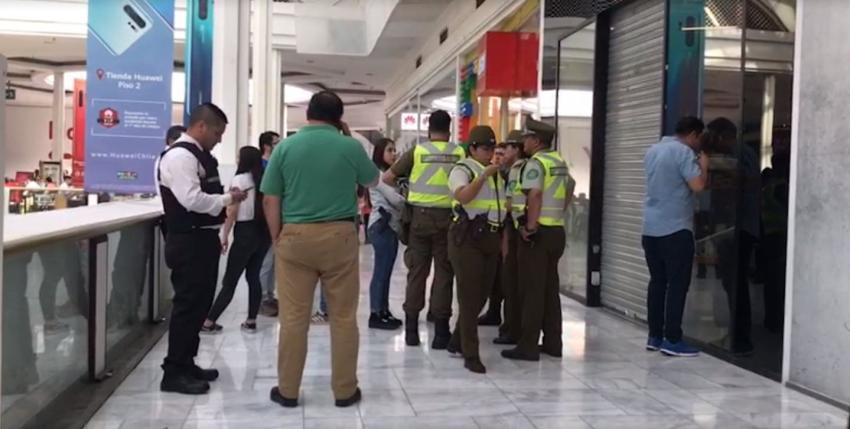 [VIDEO] Delincuentes asaltan a disparos tiendas de tecnología al interior del Mall Plaza Vespucio