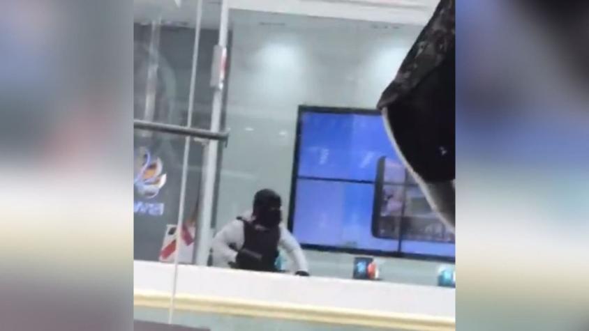 [VIDEOS] Los registros del momento en que ocurre el asalto con disparos en Mall Plaza Vespucio