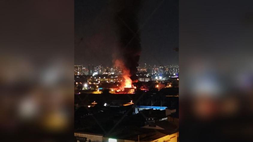 [VIDEO] Reportan incendio en inmueble de San Miguel