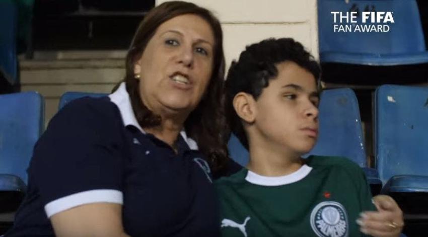 FIFA nomina como mejor hincha a madre que le narra los partidos a su hijo no vidente