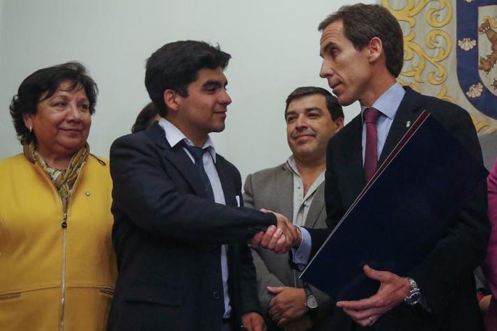 Alcalde de Santiago y alumnos firman protocolo de acuerdo para modernización del Instituto Nacional