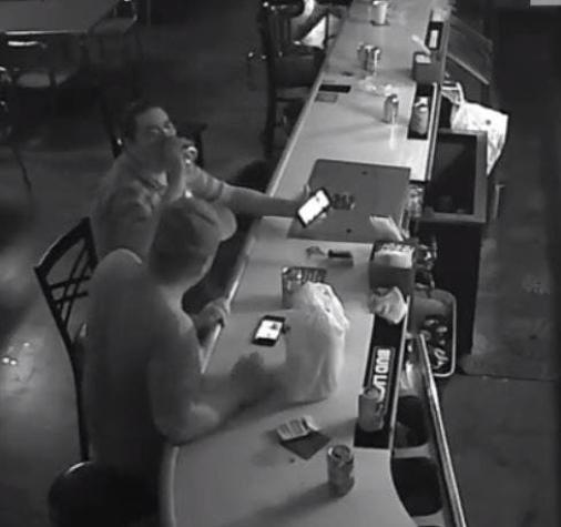 [VIDEO] Hombre prende un cigarro y sigue bebiendo mientras asaltan un bar a mano armada