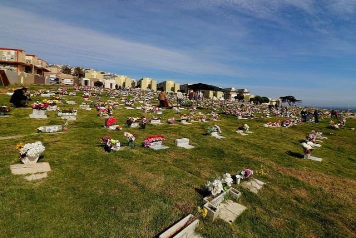 La razón por la que familias de Valparaíso están durmiendo en una carpa en el cementerio