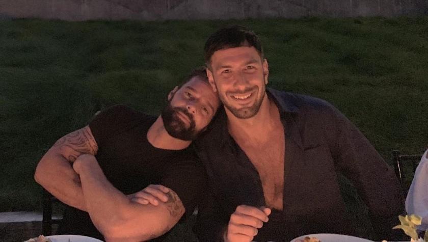 [FOTO] Con romántico beso: Ricky Martin sorprendió a su esposo con fiesta por su cumpleaños