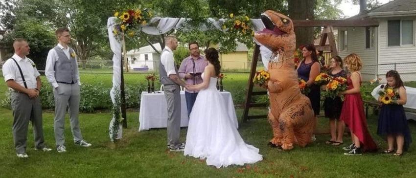 Deja que su dama de honor se vista como quiera y llega con disfraz de dinosaurio al matrimonio