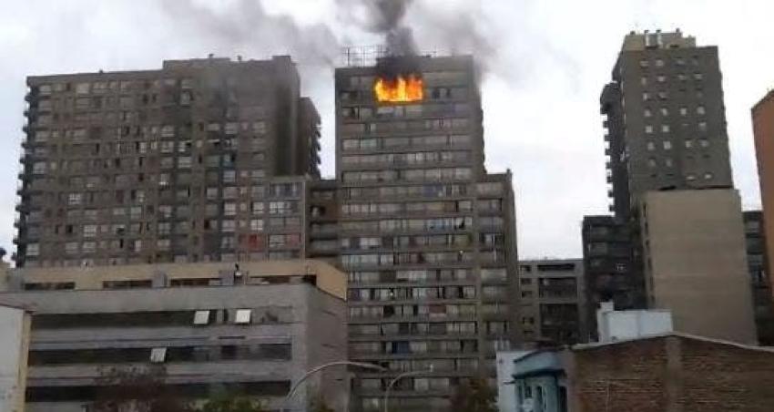 [VIDEO] Controlan incendio que afectó piso 21 de un edificio en General Jofré con Vicuña Mackenna
