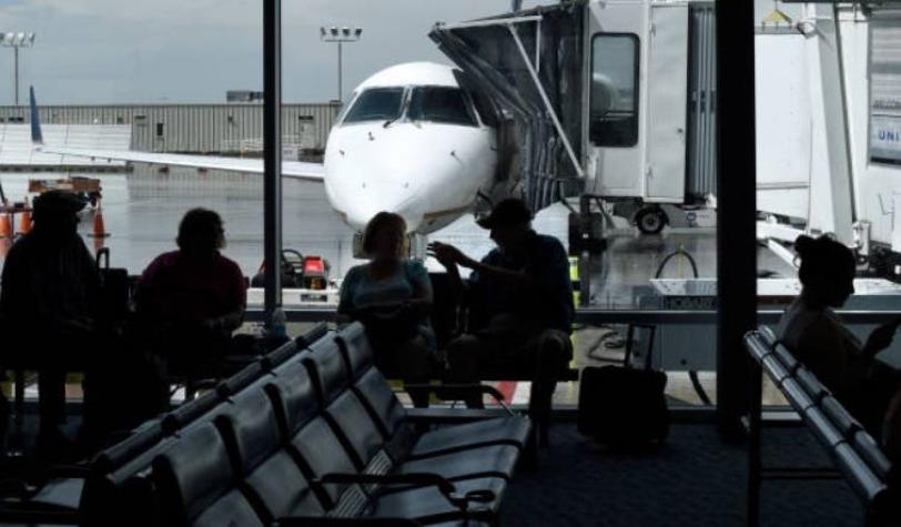 Pasajero que viajaba con su familia voló un avión comercial: El piloto no se presentó a trabajar