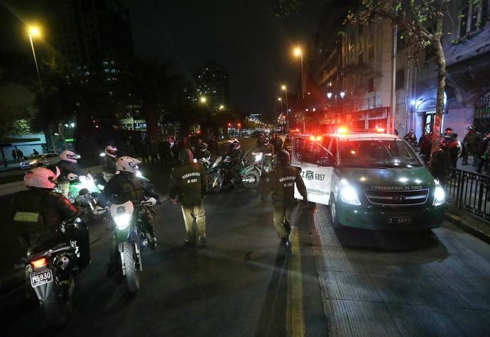 [VIDEO] Encapuchados atacan vehículo del director de la PDI en medio de manifestaciones en Santiago
