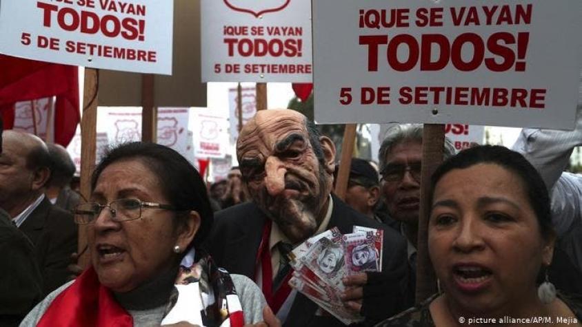Miles de peruanos protestan para exigir elecciones anticipadas