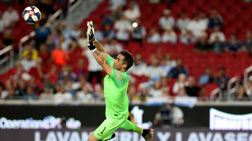 "Cuánto te extrañamos": Claudio Bravo se llenó de elogios en su retorno a la Roja
