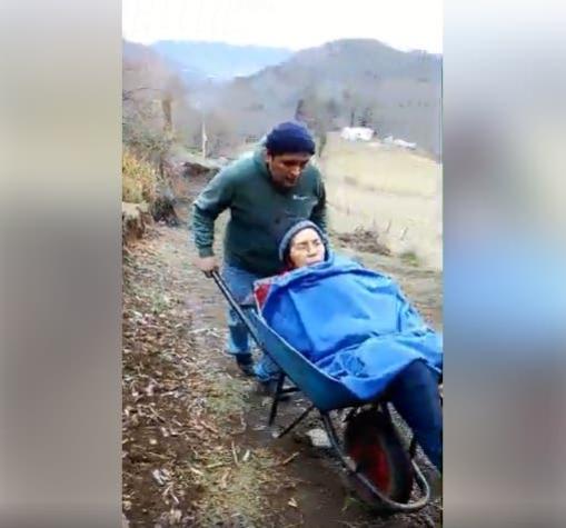 [VIDEO] Hombre denuncia falta de caminos para ambulancia: debe trasladar a su madre en carretilla
