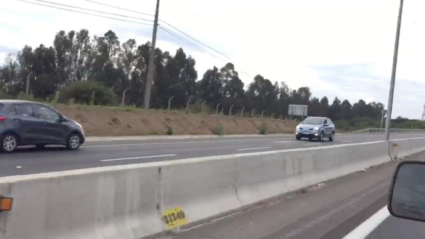 [VIDEO] Insólito: Captan a dos vehículos conduciendo en reversa y contra el tránsito