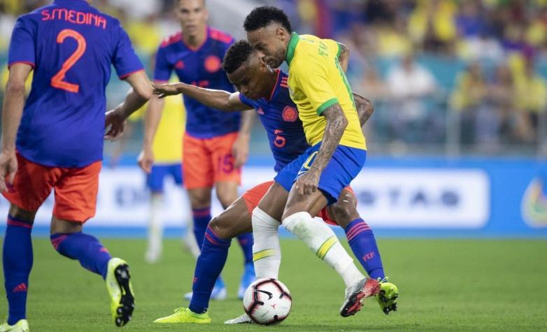 [VIDEO] ¿Magnificó? Neymar se revolcó y chocó con cartel publicitario tras un fuerte empujón