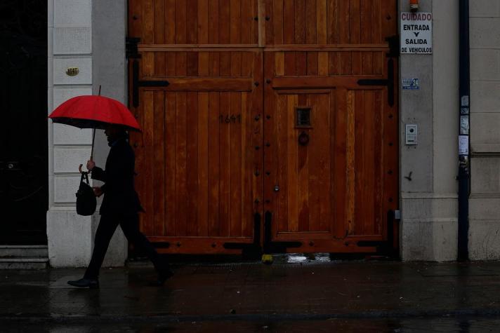 A sacar los paraguas: Meteorología confirma precipitaciones para esta tarde en Santiago