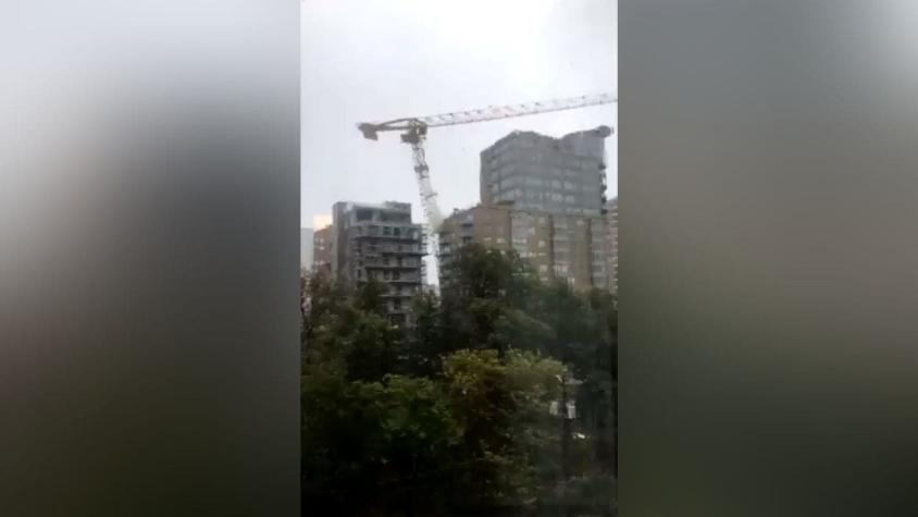 [VIDEO] El impactante momento en que una grúa de construcción se desploma sobre un edificio
