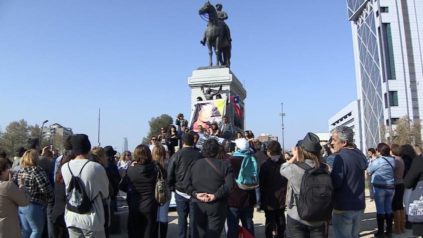[VIDEO] Cientos de fanáticos se reunieron en Plaza Italia para recordar a Camilo Sesto