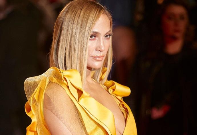 La peor alfombra roja de Jennifer Lopez: sufre funa de animalistas por supuesto uso de pieles