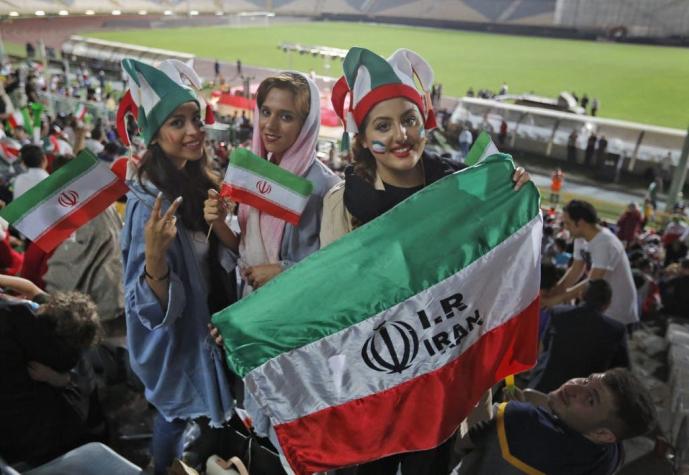Irán investigará muerte de fanática del fútbol que se disfrazó de hombre para entrar a un estadio