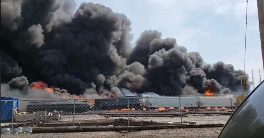 [VIDEO] Impactante incendio de tren luego de descarrilar en Estados Unidos