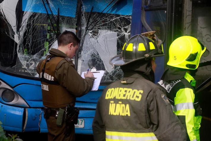Más de 20 lesionados tras colisión de microbuses en Peñalolén