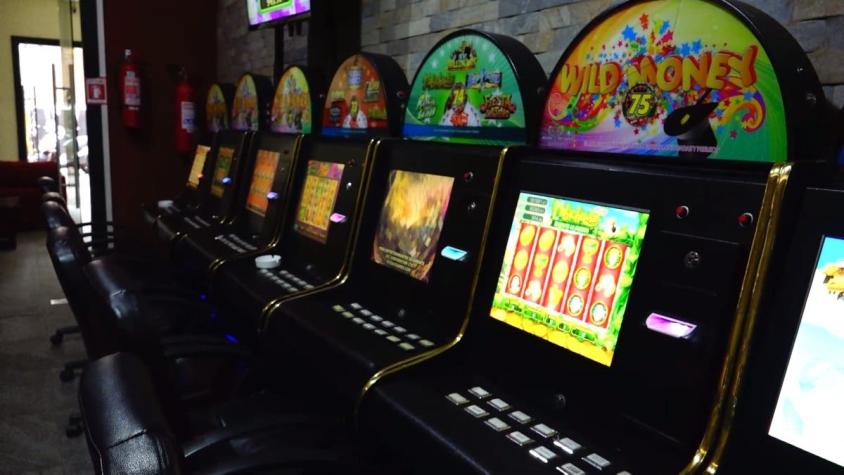 [VIDEO] Reportajes T13: Los "casinos de barrio" por dentro