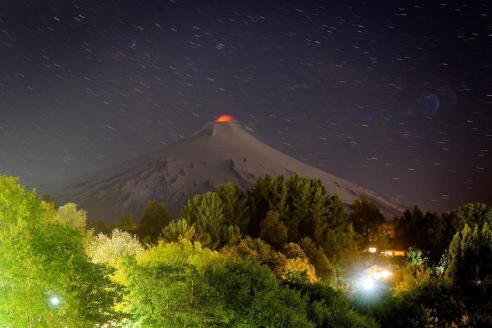 [FOTO] Alerta Naranja: volcán Villarrica presenta aumento de actividad y emite incandescencia