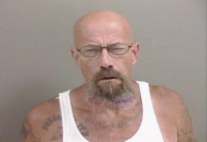 Policía de Illinois busca a hombre que portaba metanfetaminas y luce igual a Walter White