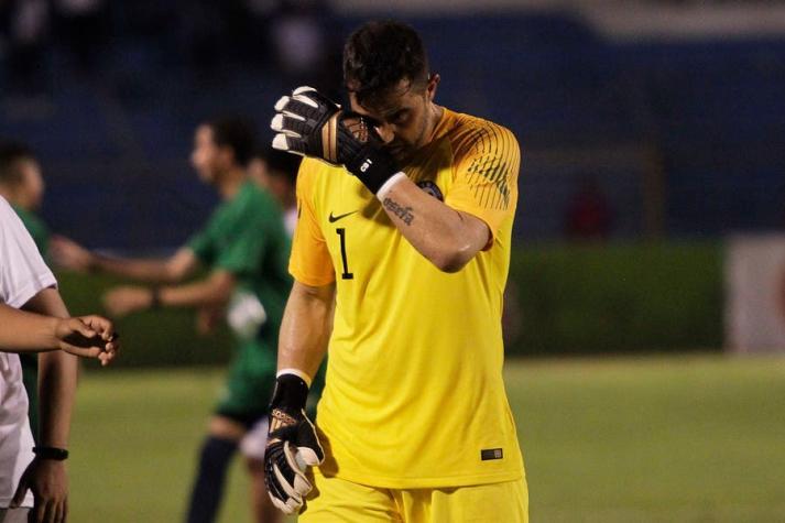 Regalo de camiseta incluido: En Honduras destacan el gesto de Claudio Bravo tras la derrota de Chile