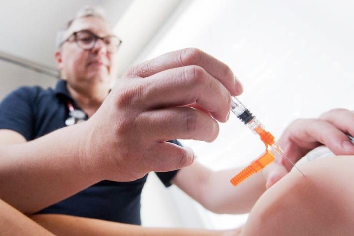 Las alarmantes cifras de la desconfianza hacia las vacunas, un virus insidioso