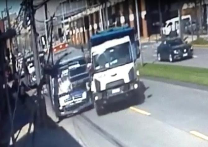 [VIDEO] Camión chocó intencionalmente a una micro con pasajeros y siguió de largo en Concepción