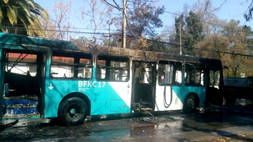[VIDEO] Un bus quemado y estudiantes detenidos dejó una nueva jornada de incidentes en liceos