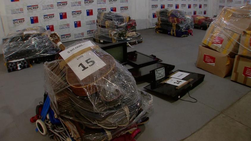 [VIDEO] Rematan maletas olvidadas en el aeropuerto de Santiago: Pagaron hasta 900 mil pesos