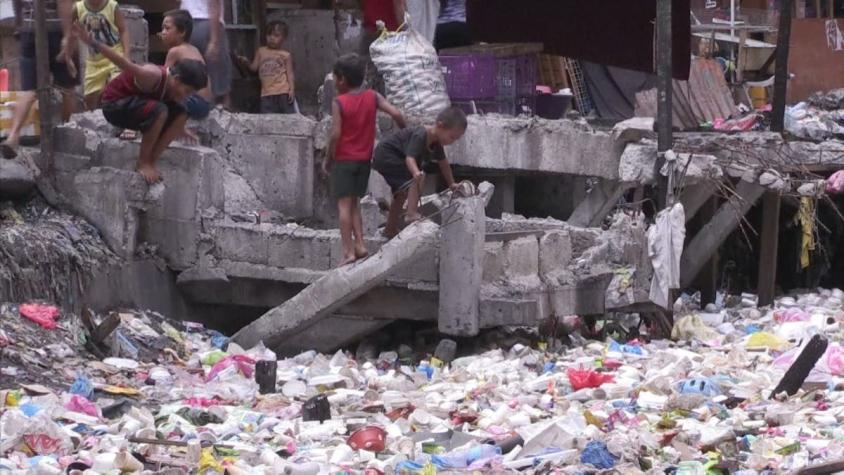 [VIDEO] Entregan botellas de plástico a cambio de comida en Filipinas