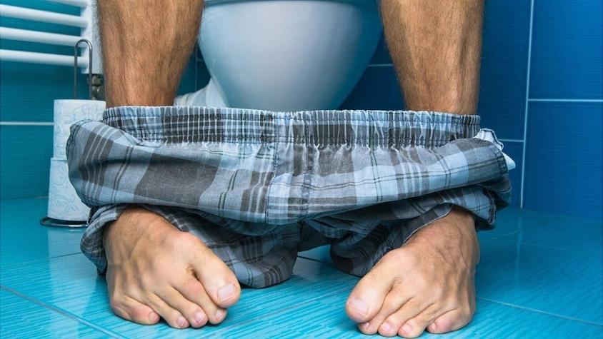 Cómo debes sentarte correctamente para ir al baño y evitar complicaciones para tu salud