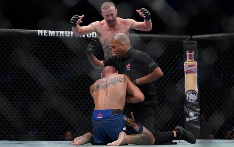 [VIDEO] Luchador de la UFC encaró al árbitro por su pasividad mientras noqueaba a su rival
