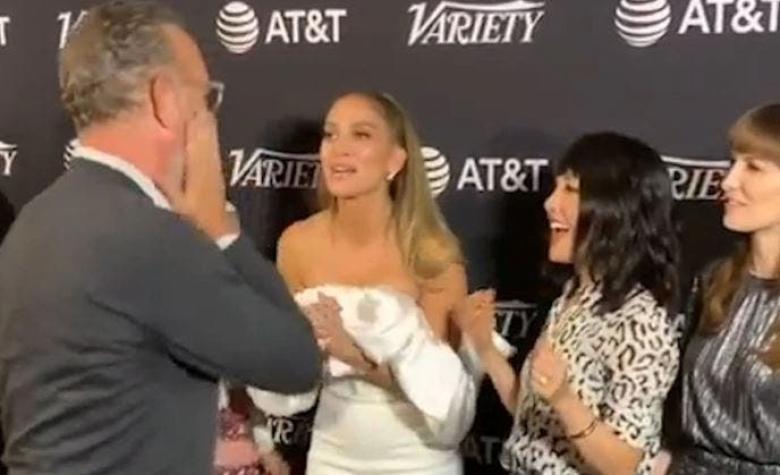 [VIDEO] Polémica por el descortés gesto de Tom Hanks luego de recibir un beso de Jennifer Lopez