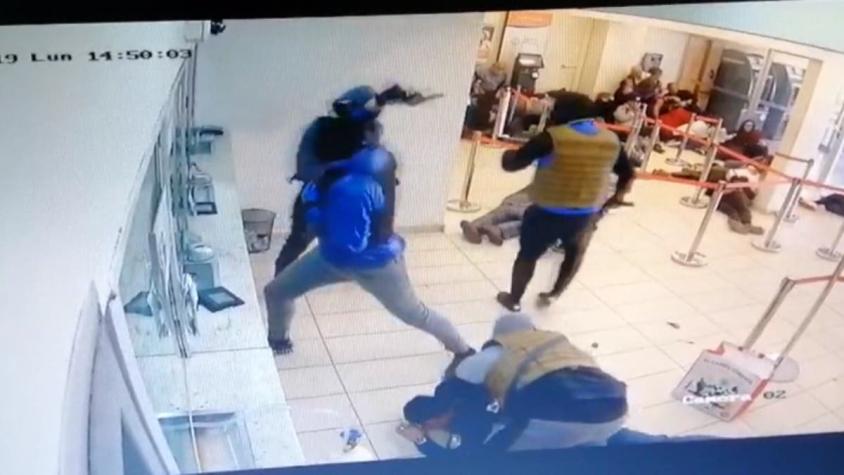 [VIDEO] Revelan imágenes del violento asalto a un ServiEstado en La Florida
