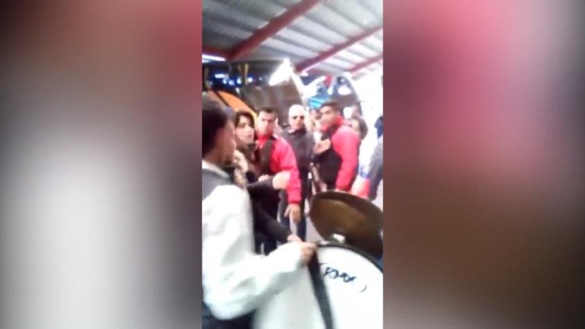 [VIDEO] Chinchineros fueron detenidos violentamente mientras se presentaban en terminal de buses